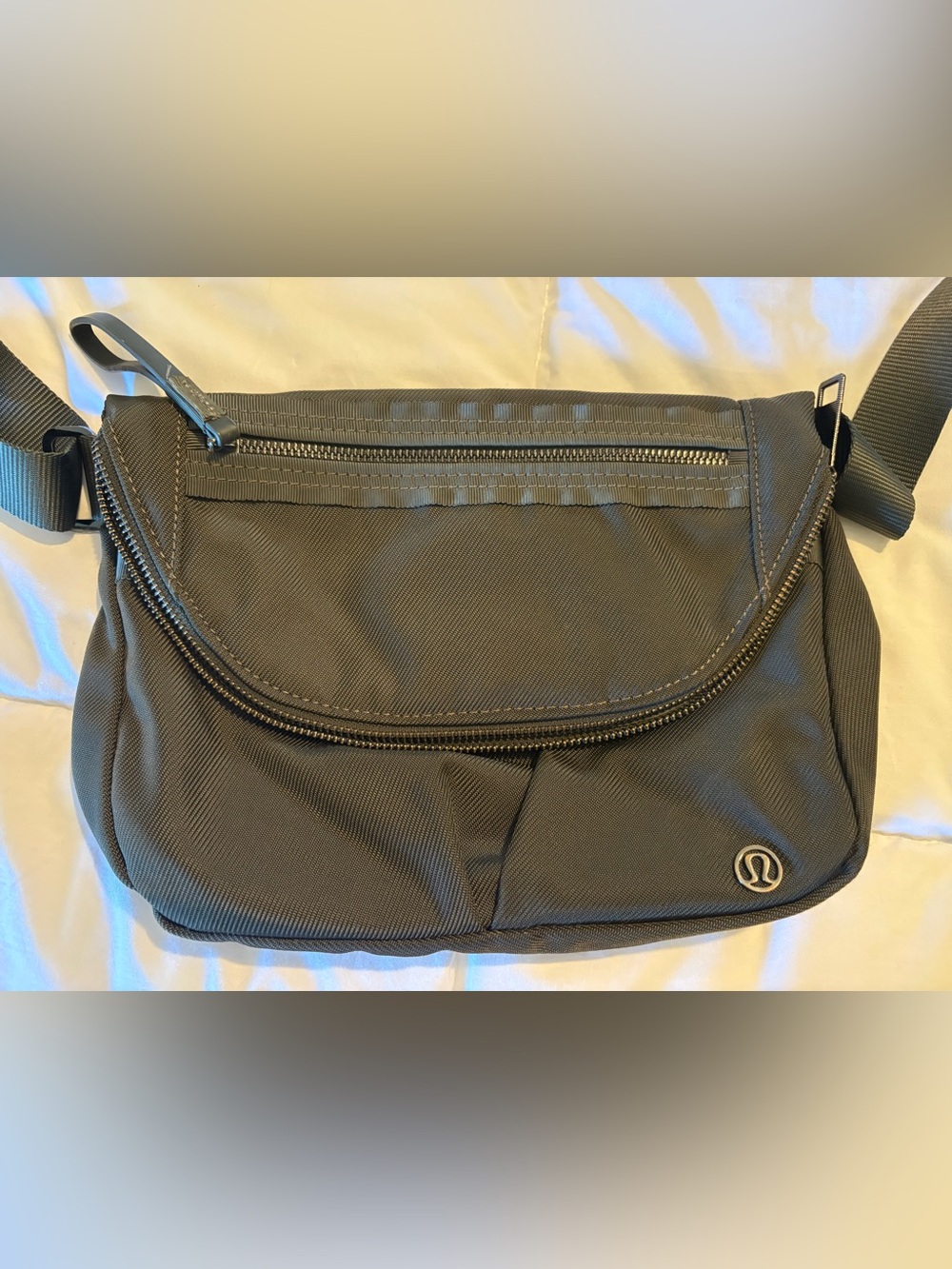 lululemon athletica All Night Festival bag. Olive Green